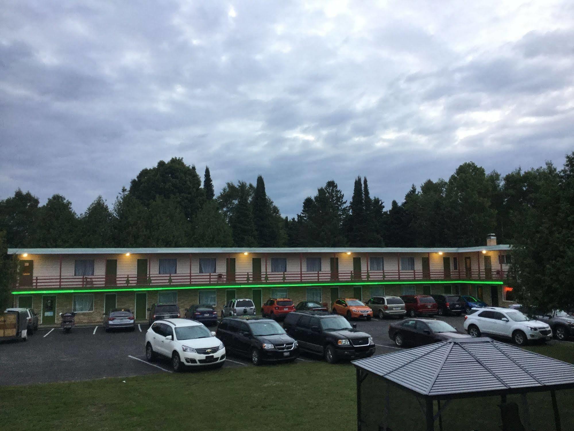Cedars Motel Ironwood Exterior foto